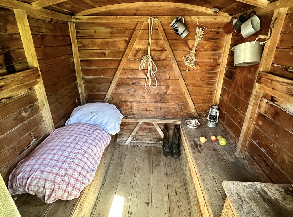 vándor juhászok mobillakja belülről