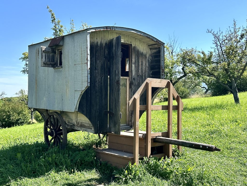 vándor juhászok mobillakja kívülről