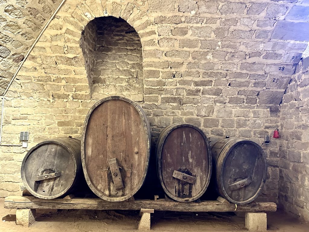 ovális boroshordók a borospincében