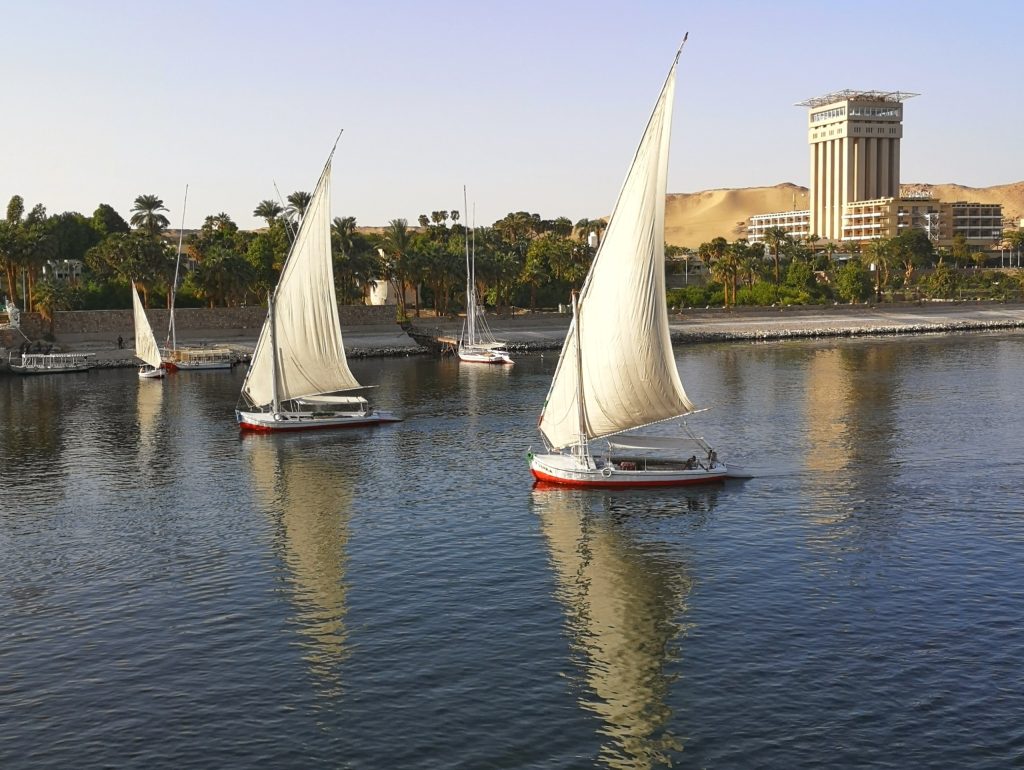 Felukkák siklanak a Níluson Asszuánnál.