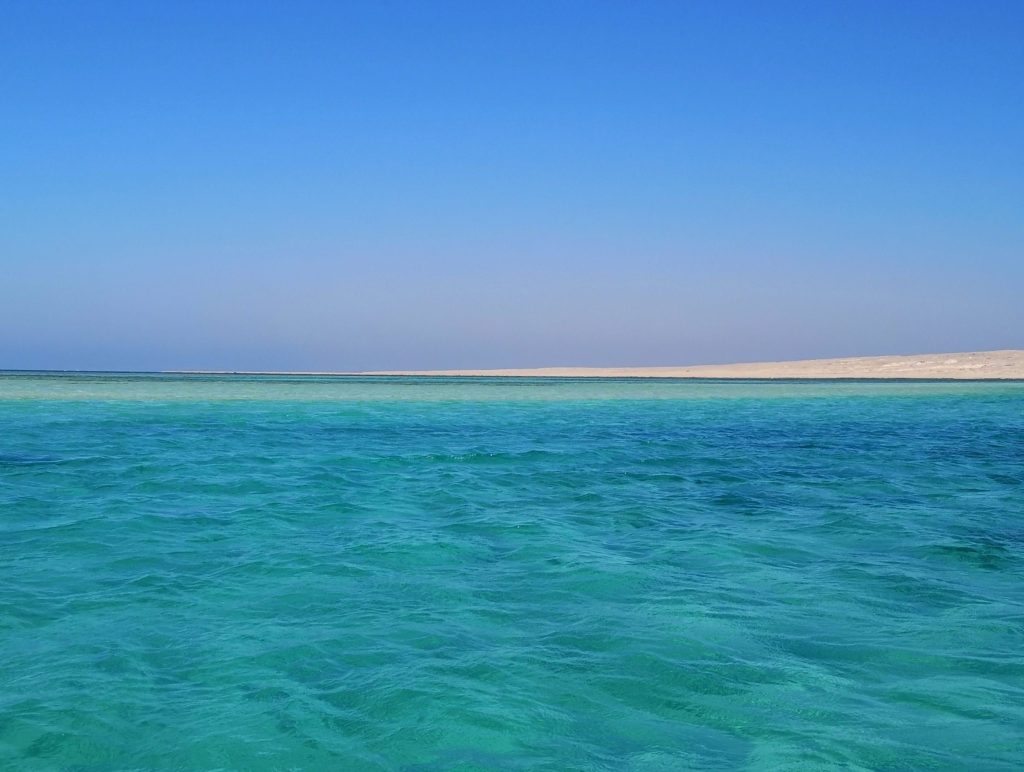 Speedboat túra a Vörös-tengeren, Hurghada közelében. A tenger azúr kék színét mutatja.