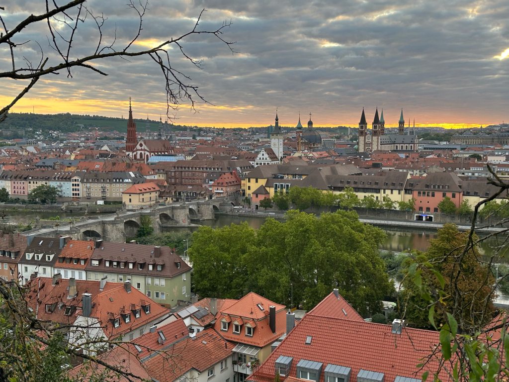 Napfelkelte Würzburg felett a Marienberg erőd lábától nézve.